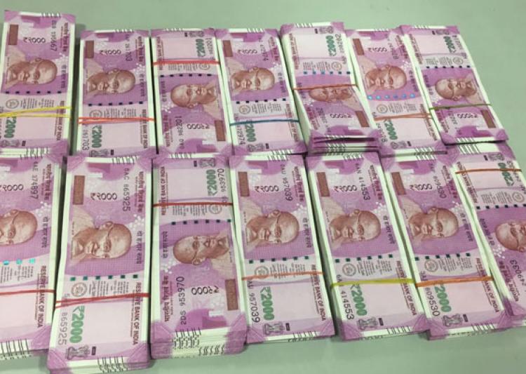 Kashmiri youth arrested with 84 thousand new currency