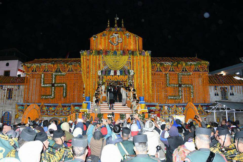 000 devotees seated on the Badri Vishal Peshman performed the Akhand Jyoti