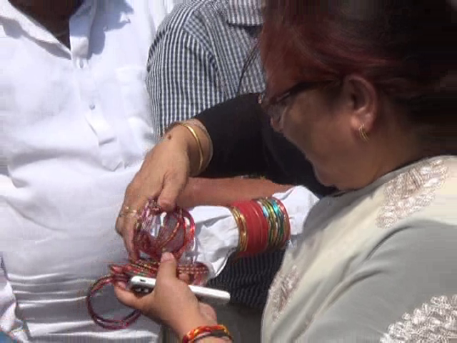 The Congress President of the Women's Congress first wearing bangles and then handed it over to the fire
