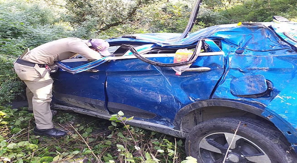 सतपुली-गुमखाल के नजदीक खाई में गिरा वाहन, एक की मौत, 2 घायल