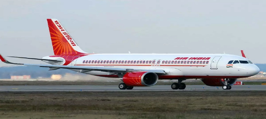 एयर इंडिया की फ्लाइट की इमरजेंसी लैंडिंग, इंजन में आग के बाद अफरा - तफरी