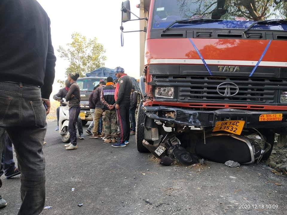 बड़ी खबर : ट्रक ने 2 किलोमीटर के दायरे में कई वाहनों को मारी टक्कर, पुलिस नदारद Pauri Garhwal