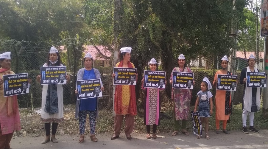 AAP women activists protest