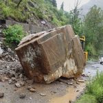 ब्रेकिंग : अल्मोड़ा-हल्द्वानी NH में यहां सड़क पर गिरा विशालकाय बोल्डर, रूट डायवर्ट