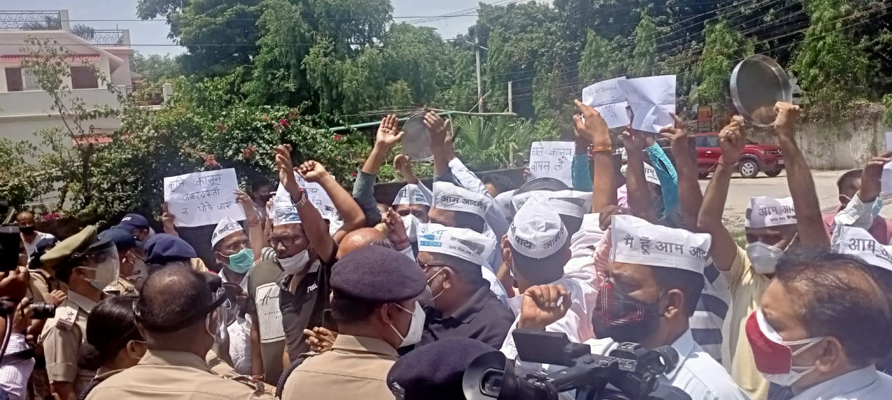 देहरादून ब्रेकिंग : AAP का बीजेपी कार्यालय के बाहर धरना प्रदर्शन, जगाने के लिए बजाई थाली, पुलिस से नोंकझोंक