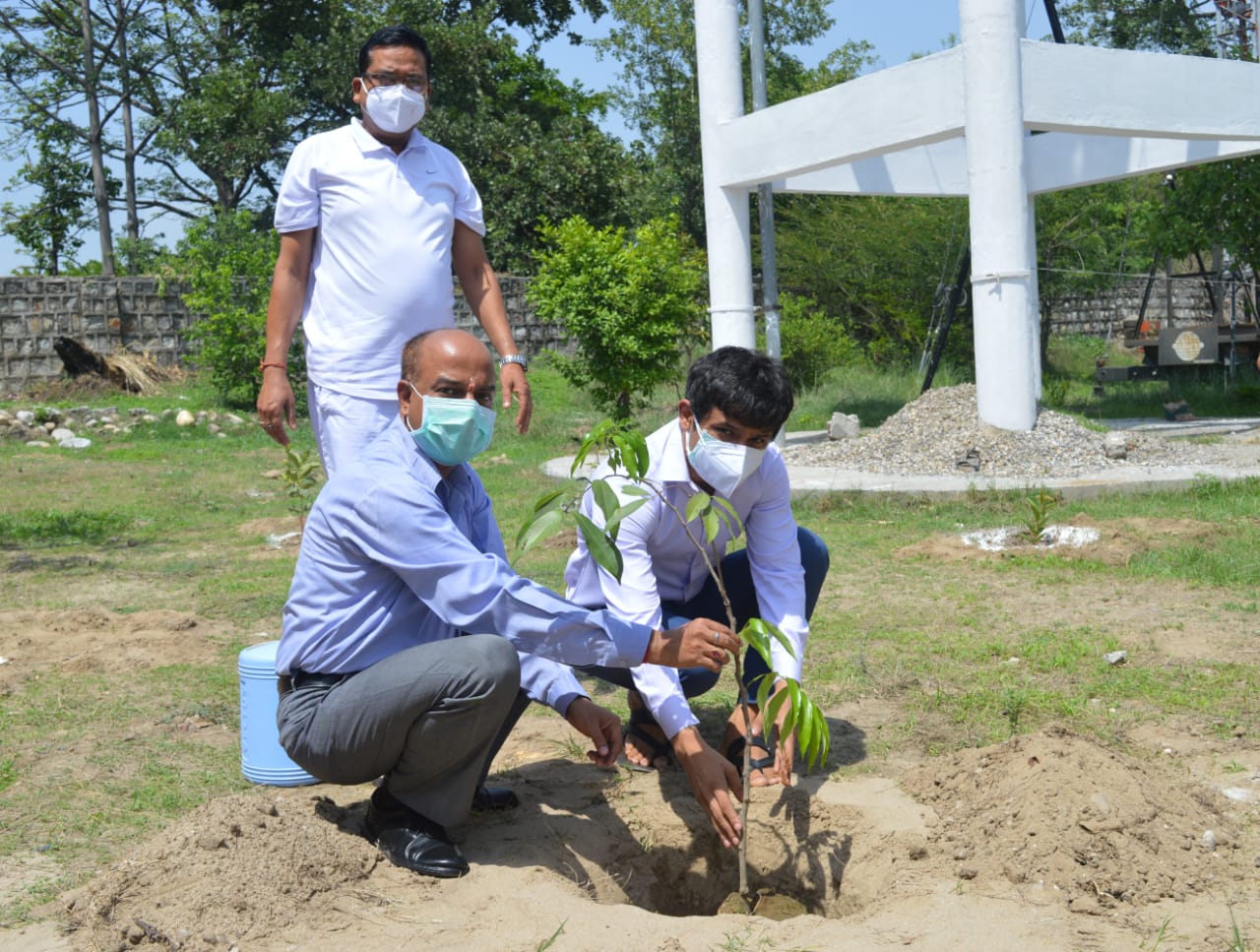 विश्व पर्यावरण दिवस : DIG अरुण मोहन जोशी समेत अधिकारियों-कर्मचारियों ने लगाए फलदार और छायादार पेड़, लोगों से की ये अपील