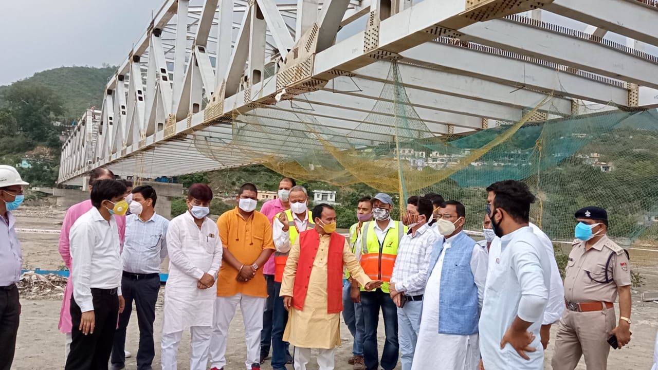 श्रीनगर पहुंचे मंत्री धन सिंह रावत, निर्माणाधीन रानीहाट पुल और श्रीकोट में स्टेडियम का किया निरीक्षण Pauri Garhwal
