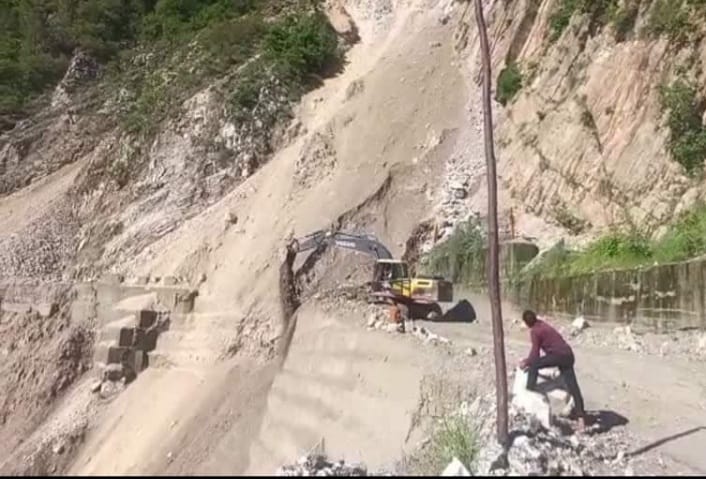 श्रीनगर : पहाड़ दरकने से NH-58 अवरुद्ध, श्रीनगर से रुद्रप्रयाग जाने के लिए करें वैकल्पिक मार्ग का चुनाव