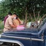 रामनगर : बाज नहीं आ रहे और नदी में नहा रहे लोग, पुलिस को देख वाहन छोड़कर भागे