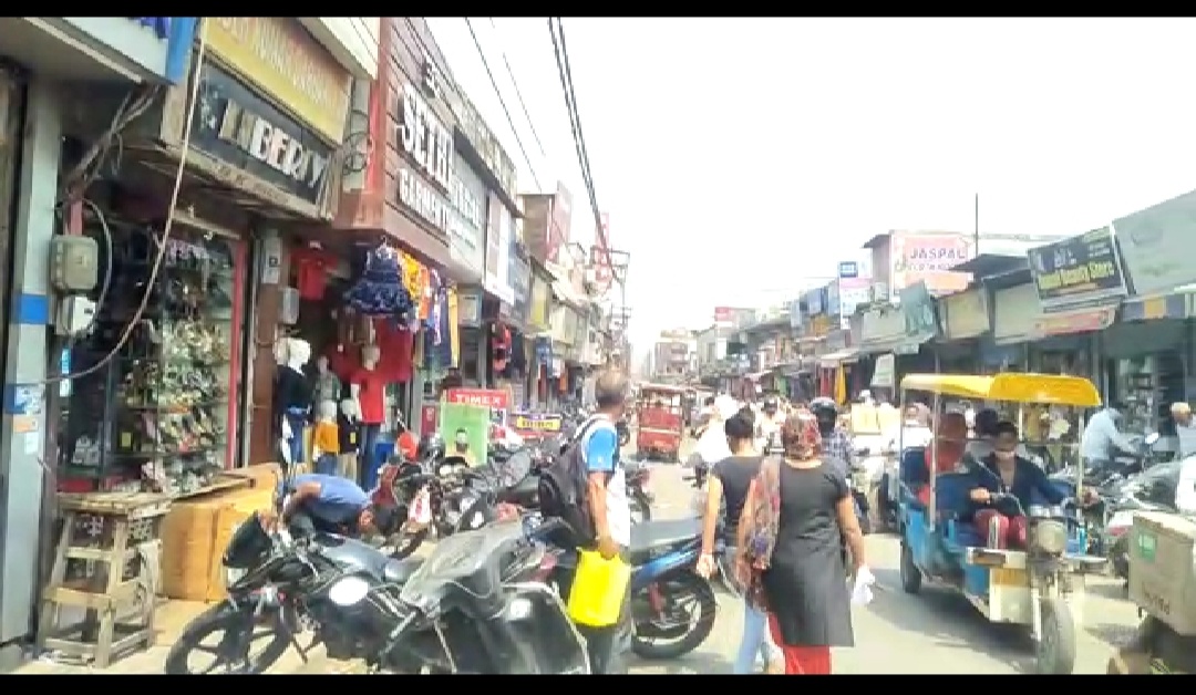 रूड़की : सरकार ने दी दुकानें खोलने की छूट, व्यापारियों के खिले चेहरे, फिर उमड़ी भीड़