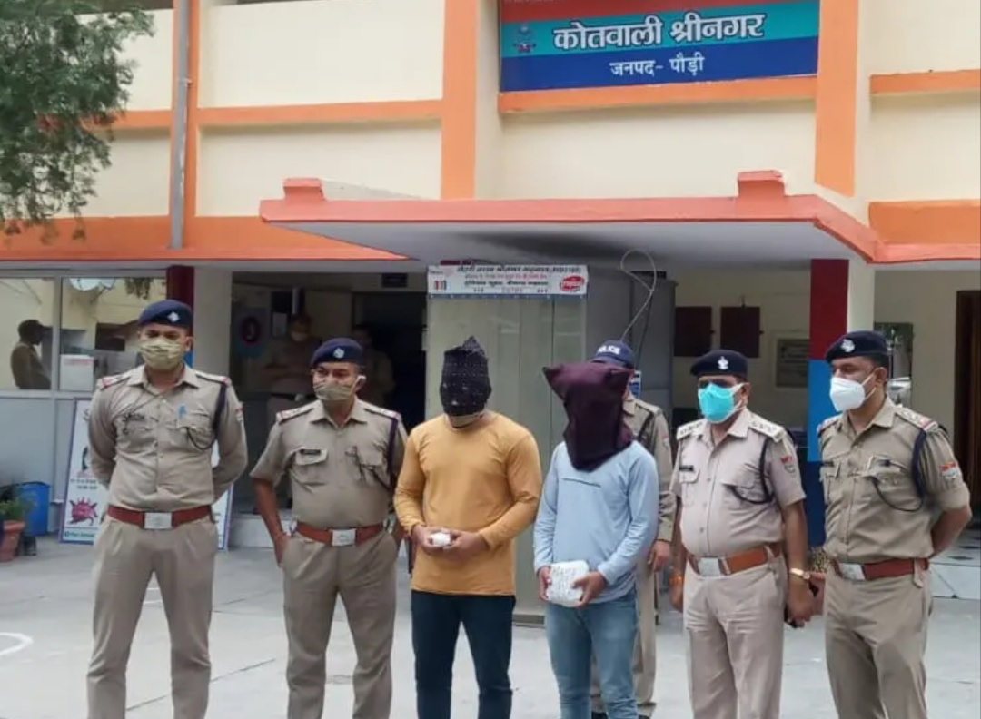 पौड़ी के श्रीनगर से बड़ी खबर, B.sc और बीए का छात्र चरस तस्करी करते गिरफ्तार