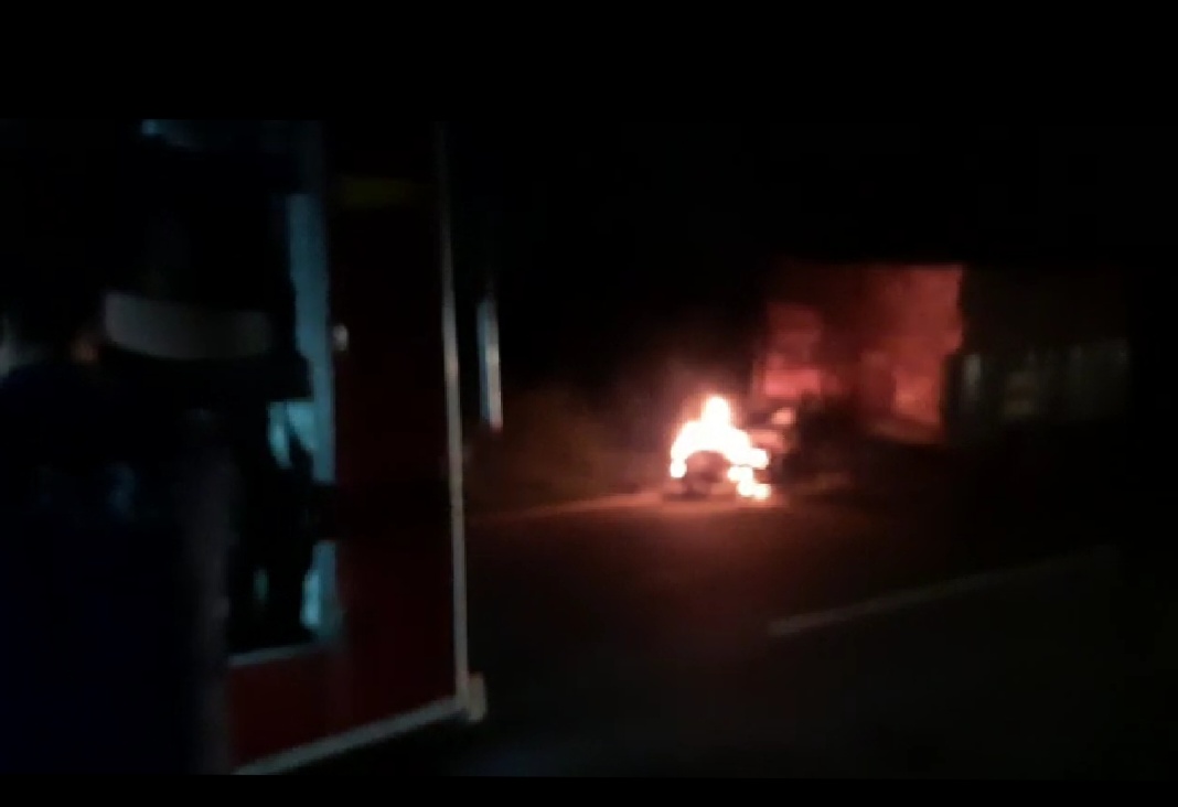 Video : बैलेंस बिगड़ने से ट्रेक्टर ट्रॉली के नीचे जा घुसी बाइक, बनी आग का गोला