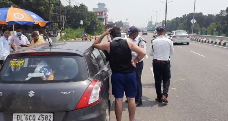 रुड़की में तेज रफ्तार से दौड़ रहे वाहनों पर ट्रैफिक पुलिस का शिकंजा, काटे चालान