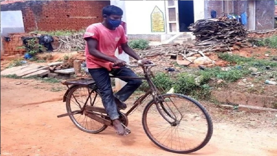 बेटे की जान बचाने की लिए पिता 300 किलोमीटर साइकिल चलाकर लाया दवा