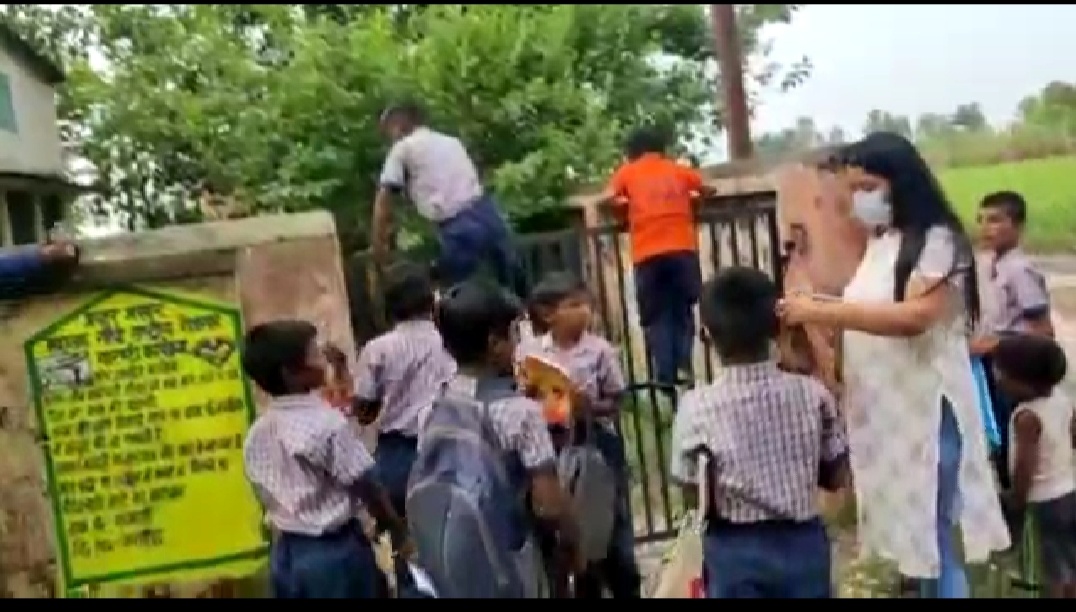 उत्तराखंड : बच्चे पहुंचे लेकिन शिक्षक रहे नदारद, फिर इस महिला अधिकारी ने संभाला मोर्चा, गेट से कूदीं Udham Singh Nagar