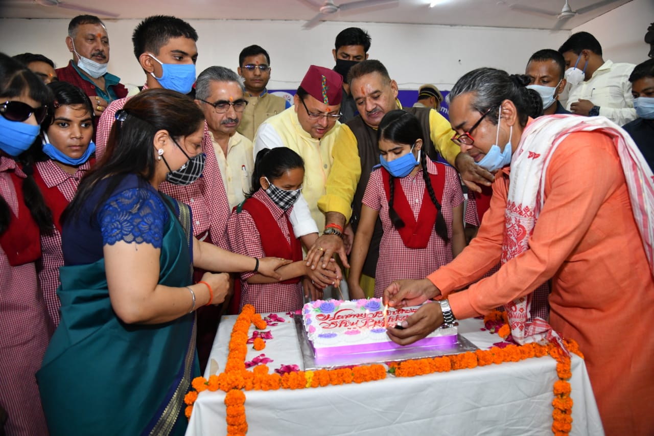 CM धामी ने दृष्टिबाधित बच्चों के साथ मनाया अपना जन्म दिवस, दिया बड़ा तोहफा | Khabar Uttarakhand News