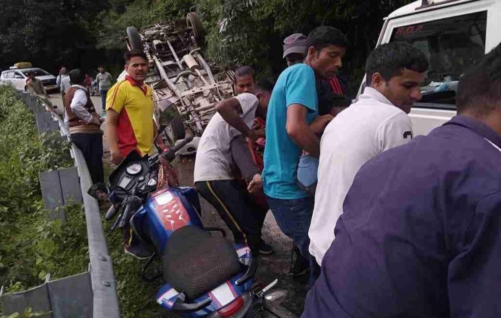 उत्तराखंड ब्रेकिंग : यहां हुआ बड़ा सड़क हादसा, 10 लोग घायल, 5 की हालत गंभीर weather uttarakhand