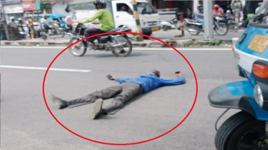 उत्तराखंड: ट्रैफिक पुलिस ने चालान काटा तो सड़क पर लेट गया ड्राइवर, बोला: मैं कब तक चालान भरुंगा