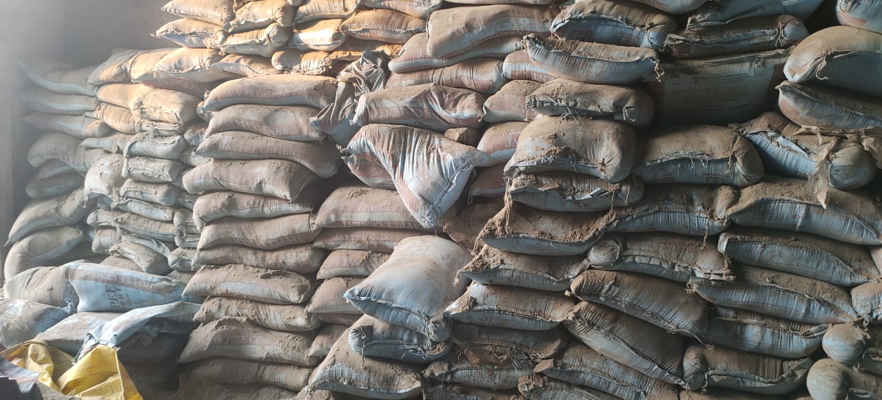 ब्रांड के नाम पर बेच रहे थे नकली सीमेंट, SOG ने मारा छापा, 250 बोरियां जब्त Udham Singh Nagar