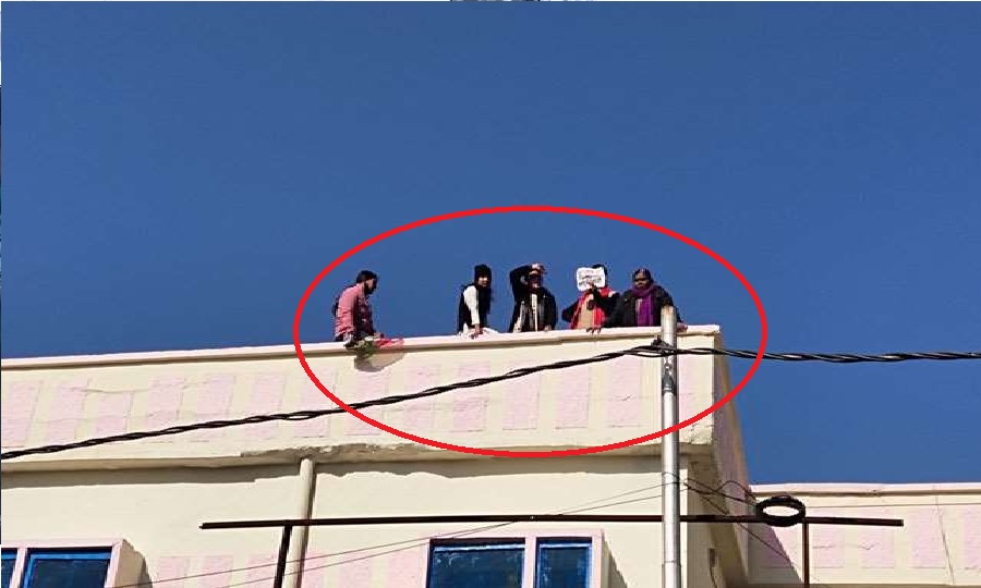 Women climbed the roof of the hospital