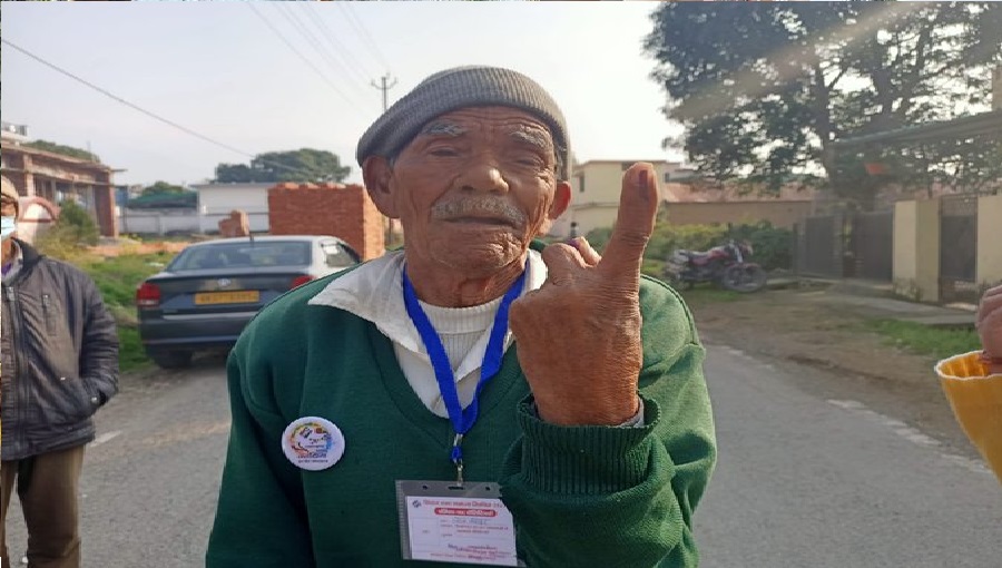 उत्तराखंड: यहां 100 साल के बुजुर्ग ने बूथ पर पहुंचकर किया मतदान, लोगों को दिया ये संदेश
