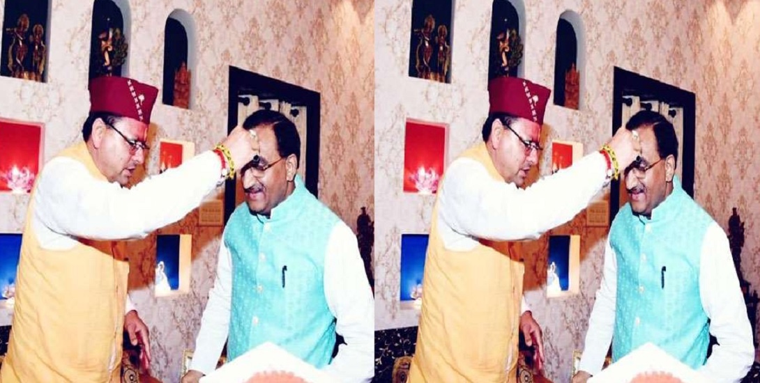 कार्यवाहक CM धामी और निशंक की तस्‍वीर ने उत्‍तराखंड की राजनीतिक गलियारों में मचाई हलचल, जमकर वायरल
