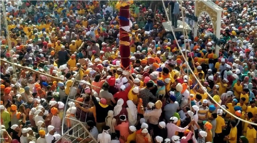 crowd of devotees