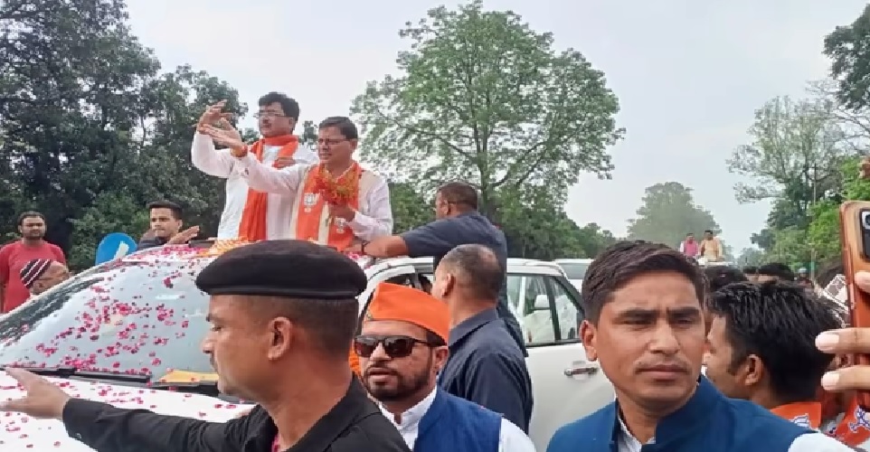 उत्तराखंडः नामांकन से पहले CM धामी का रोड शो, लोगों ने किया भव्य स्वागत