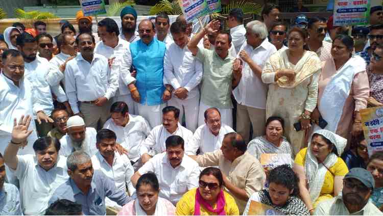 CONGRESS PROTEST IN FRONT OF ED OFFICE