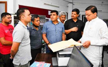 cm dhami in disaster control room