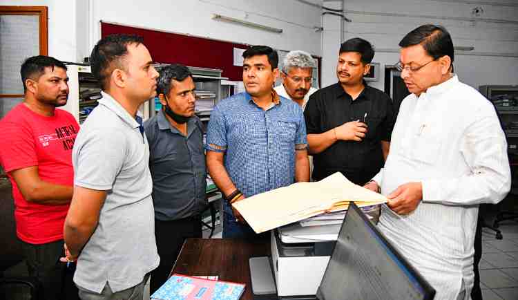 cm dhami in disaster control room