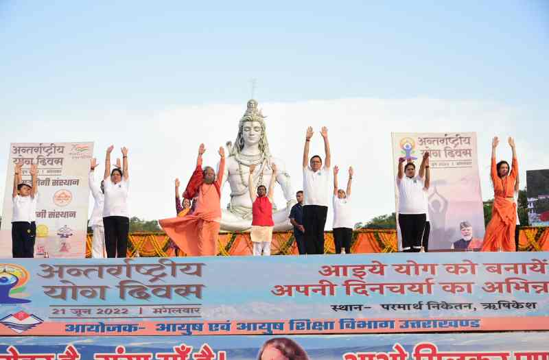 cm dhami in rishikesh doing yoga