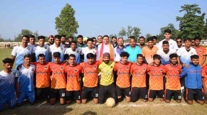 cm dhami in banbasa with players