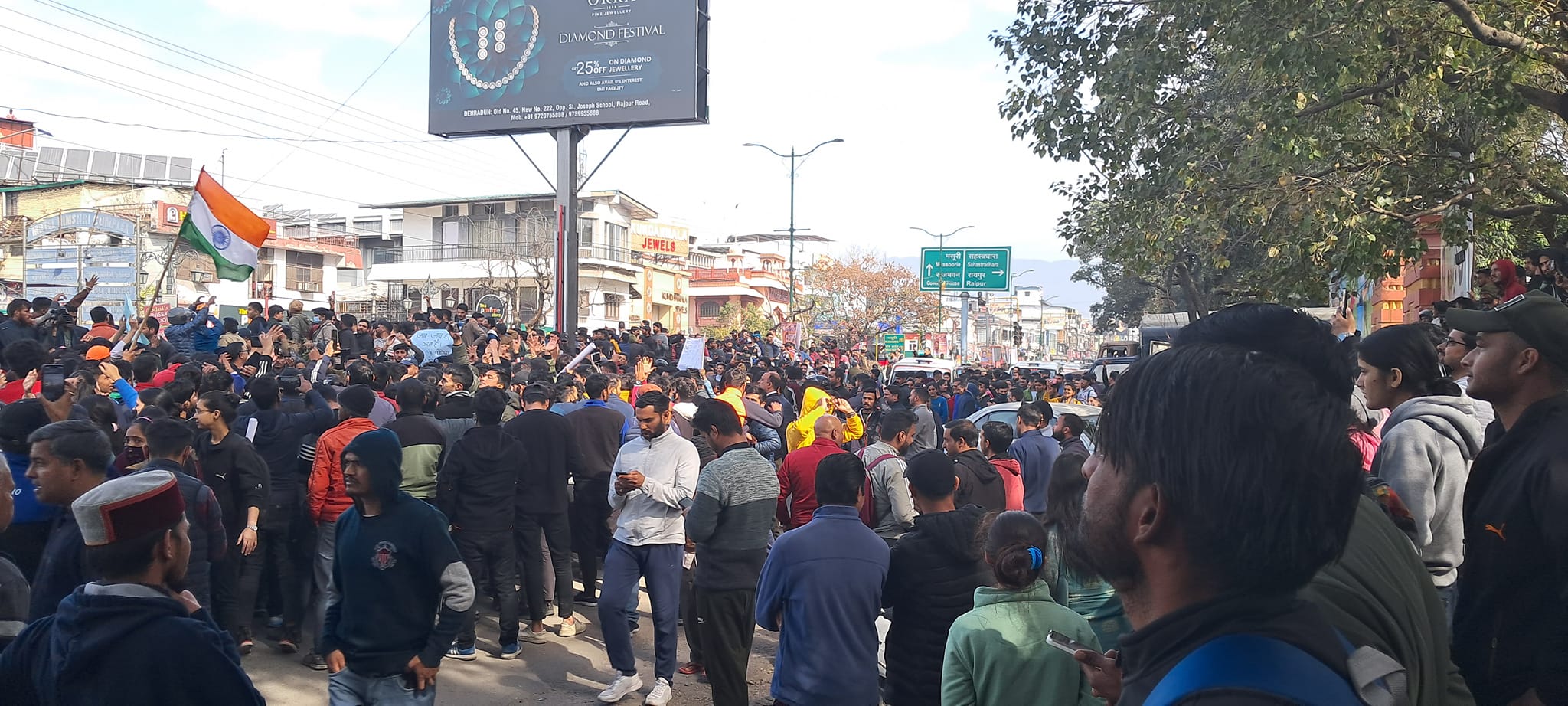 दून पुलिस की कार्रवाई से बेरोजगारों में जबरदस्त उबाल, गांधी पार्क के सामने प्रदर्शन, भारी भीड़ जमा