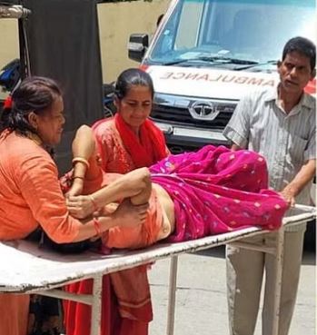 HATHI NE KIYA MAHILA PAR HUMLA