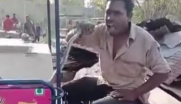 sanp ko khane wala vyakti सांप को जिंदा चबाने वाला शख्स गिरफ्तार