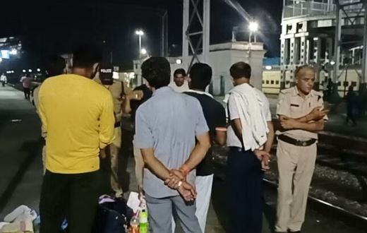 train ki chapet mai aaye yuvak