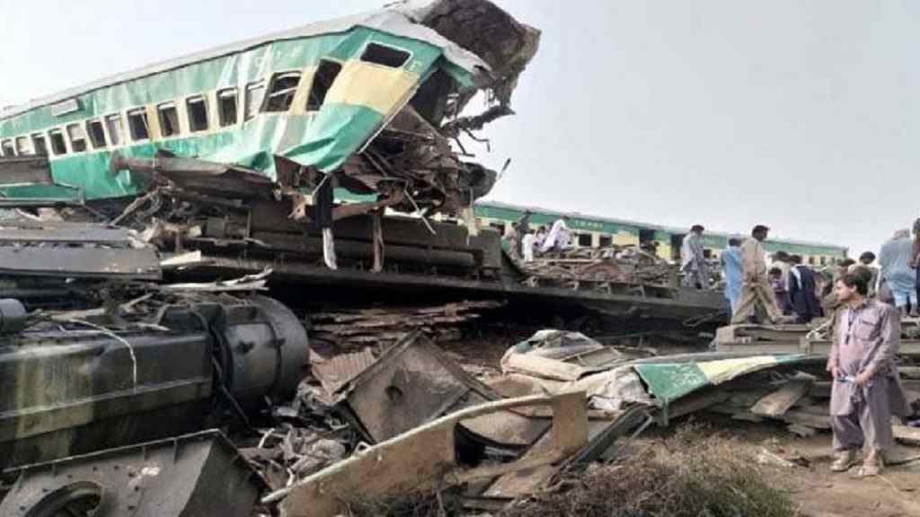 Big train accident in Pakistan, train derailed, 15 people died