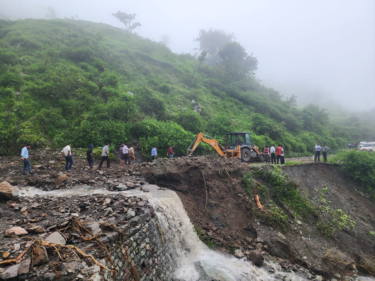 नैनीताल में भारी बारिश ने मचाई तबाही, 18 घरों में घुसा मलबा, दूसरी जगह किया शिफ्ट NAINITAL SADKE AVRUDH