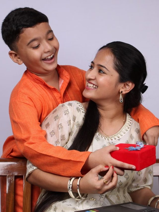 रक्षाबंधन पर अपनी बहनों को दें ये गिफ्ट्स