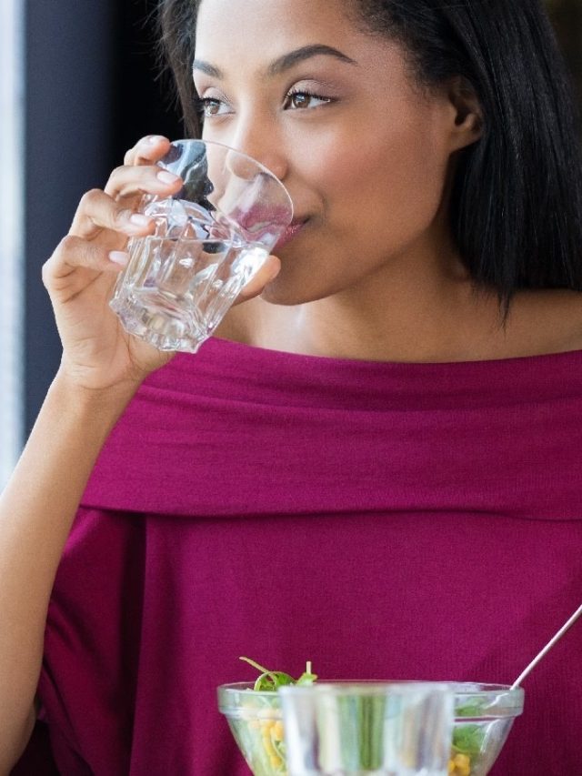 खाना खाते वक्त पानी पीना सही या गलत?