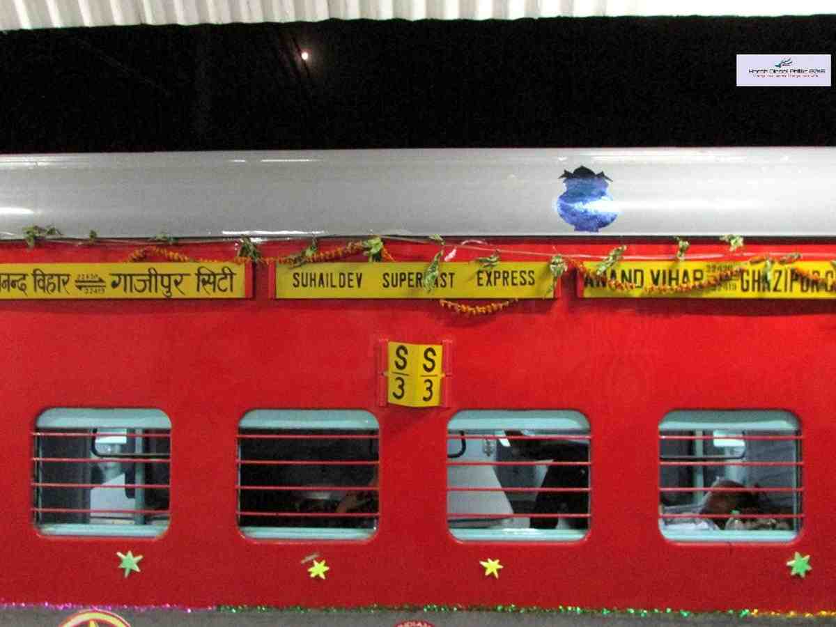 Angry passengers locked the TTE of Suheldev Express train in the toilet