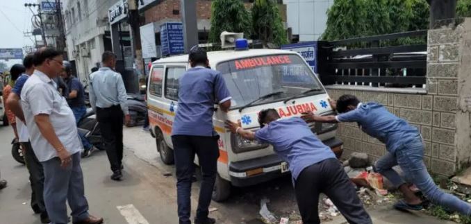 अवैध तरीके से करते हो वाहन पार्क तो हो जाओ सावधान, प्रशासन ने शुरू किया अभियान AWAIDH TARIKE SE PARK WAHANO KO HATAYA