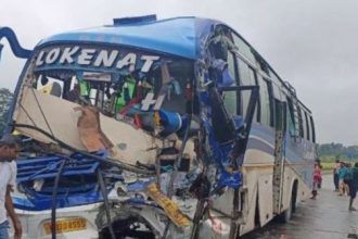 BUS PALTI (1) चालक की लापरवाही से पलटी यात्रियों से भरी बस, कई यात्री घायल