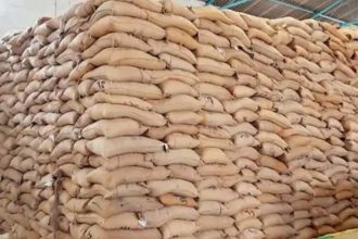CHAWAL KHARAB हल्द्वानी में चावल की गुणवत्ता खराब होने से ग्रामीणों में रोष,