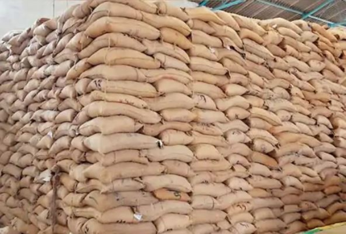 CHAWAL KHARAB हल्द्वानी में चावल की गुणवत्ता खराब होने से ग्रामीणों में रोष,