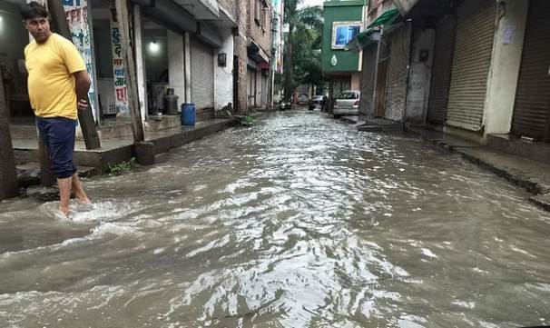 Damage due to heavy rain in Indore, rivers in spate, roads submerged in water, drain water entered settlements.