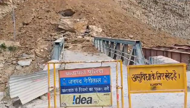 अल्मोड़ा-हल्द्वानी को जोड़ने वाले क्वारब पुल पर पहाड़ी से आया भारी मलबा, हाईवे बंद HIGHWAY BAND ALMORA