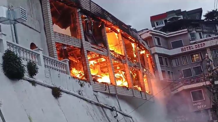 MUSSORIE MAI AAG ऐतिहासिक होटल में लगी भीषण आग
