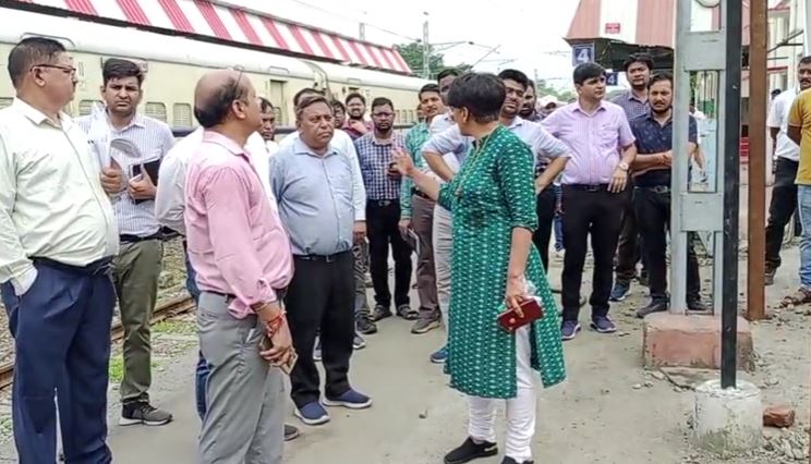 DRM ने किया लालकुआं रेलवे स्टेशन का निरीक्षण, खामियां मिलने पर लगाई अधिकारियों को फटकार NIRIKSHAN DRM ने किया लालकुंवा रेलवे स्टेशन का निरीक्षण